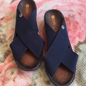 BZees navy stretch sandals